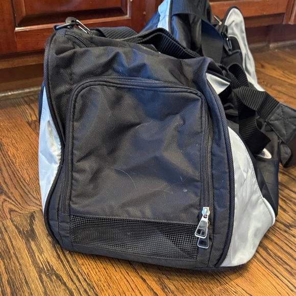 Extra large Nike duffle bag - Picture 3 of 5